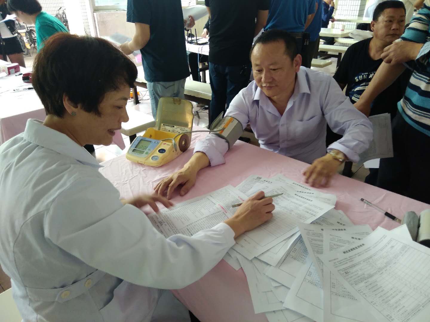 學習和踐行雷鋒精神,愛從獻血開始…… 學習和踐行雷鋒精神,愛從獻血開始……